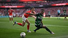 Pemain Sporting, Geny Catamo (kanan) berebut bola dengan pemain Benfica, Alvaro Fernandez Carreras dalam laga lanjutan Liga Portugal 2024/2025 di Stadion da Luz, Lisbon, Portugal, Sabtu (10/05/2025) waktu setempat. (AFP/Patricia De Melo Moreira)