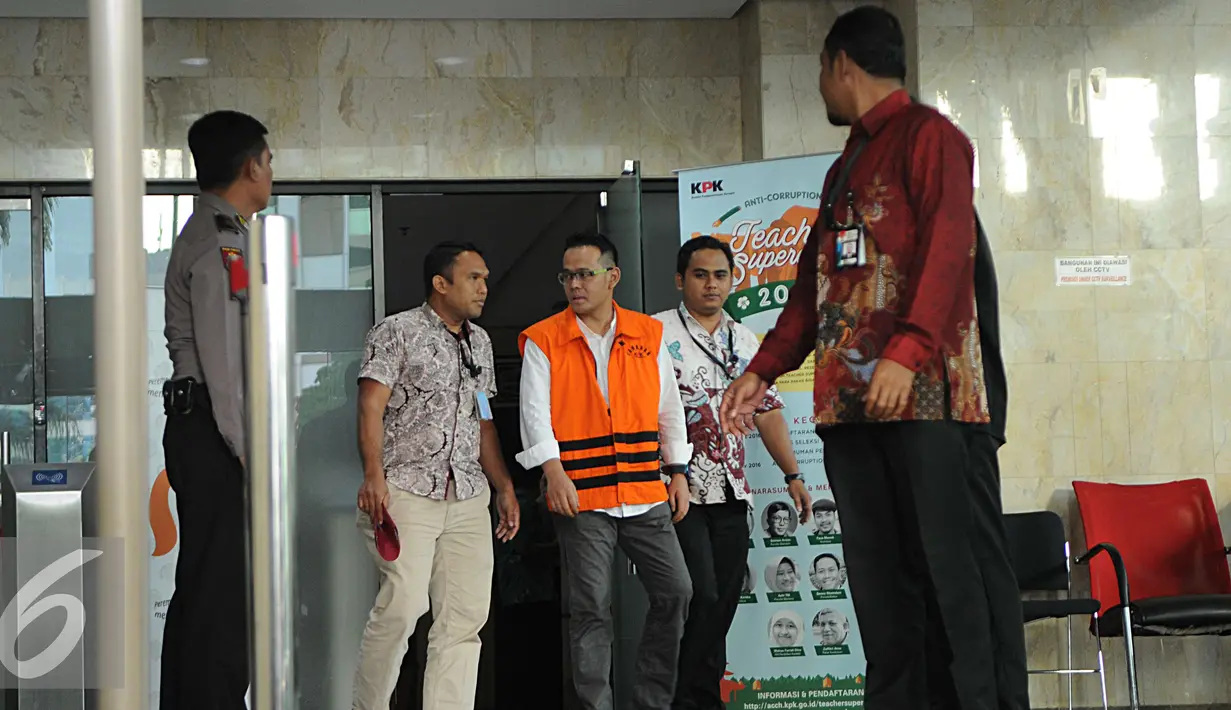 Fahmi Darmawansyah berjalan meninggalkan gedung KPK usai diperiksa, Jakarta, Jumat (23/12). Kasus ini bermula dari Operasi Tangkap Tangan KPK pada 14 Desember lalu terhadap Edi Susilo Hadi, dan tiga orang pegawai PT MTI. (Liputan6.com/Helmi Affandi)