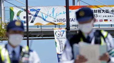 Petugas polisi berpatroli di dekat tempat pertemuan G7 para menteri keuangan dan gubernur bank sentral, di Niigata, Jepang, Kamis (11/5/2023). (AP Photo/Shuji Kajiyama)