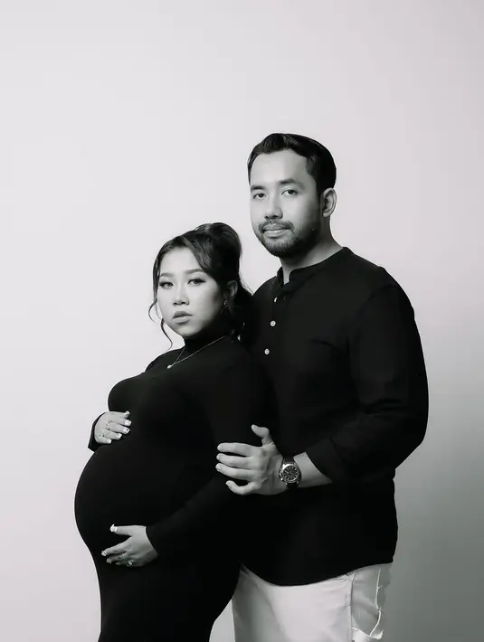 Potret Maternity Shoot Kiky Saputri, Kocak Adu Perut dengan Suami (Sumber: Instagram/kikysaputri)