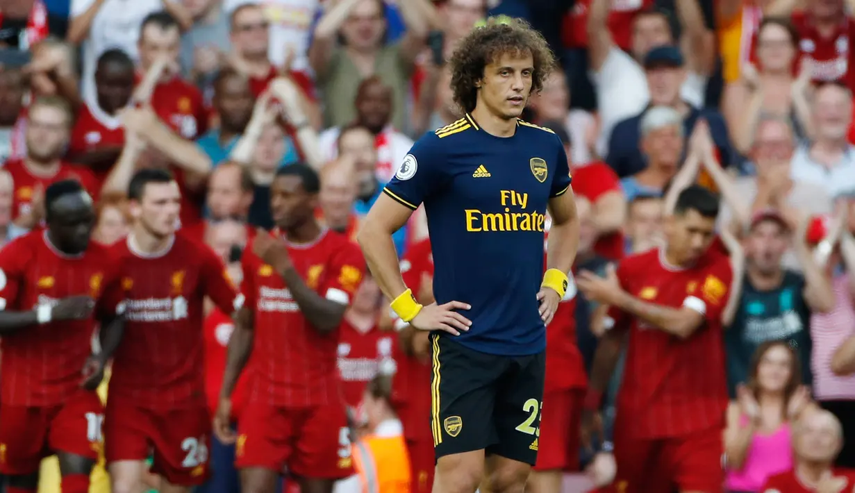 Ekspresi pemain Arsenal David Luiz setelah pemain Liverpool Mohamed Salah mencetak gol kedua ke gawang timnya saat bertanding dalam Liga Inggris di Stadion Anfield, Liverpool, Inggris, Sabtu (24/8/2019). Liverpool menang 3-1 dan kukuh di puncak klasemen sementara. (AP Photo/ Rui Vieira)