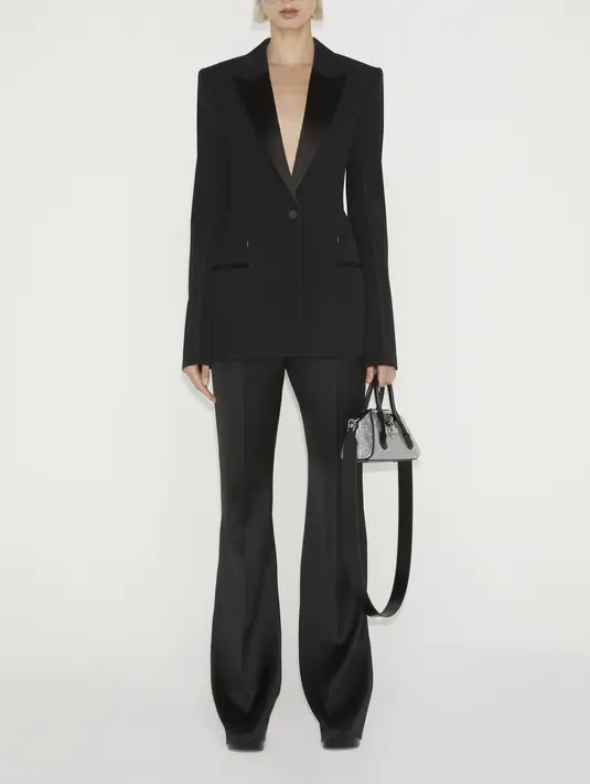 Matthew banyak bermain grafis yang kontras dengan warna hitam dan putih. Ia menciptakan hal-hal baru dan tidak terduga. [Foto: Document/Givenchy]