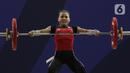 Lifter putri Indonesia, Lisa Setiawati melakukan angkatan pada SEA Games 2019 cabang angkat besi nomor 45 kg di Stadion Rizal Memorial, Manila, Minggu (1/12/2019). Dirinya meraih perak dengan total angkatan 169 kg. (Bola.com/M Iqbal Ichsan)