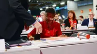 Pemimpin oposisi Jerman, Sahra Wagenknecht dilempari cake (abcnews)