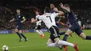 Gelandang Jerman, Julian Draxler, beradu cepat dengan bek Inggris, Kieran Tripper, pada laga persahabatan di Stadion Wembley, London, Jumat (10/11/2017). Kedua negara bermain imbang 0-0. (AP/Matt Dunham)