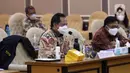 Mendagri Tito Karnavian saat rapat kerja bersama Pansus RUU Perubahan Kedua atas UU Nomor 21 Tahun 2001 tentang Otonomi Khusus bagi Provinsi Papua, Kompleks Parlemen, Jakarta, Kamis (8/4/2021). Rapat mendengar penjelasan pemerintah, pengesahan jadwal Pansus dan mekanisme. (Liputan6.com/Angga Yuniar)