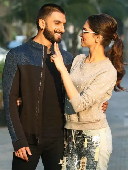 Kabarnya orangtua dari Ranveer Singh dan Deepika Padukone sudah mendesak keduanya untuk segera meresmikan jalinan asmaranya. (Foto: bollywoodlife.com)