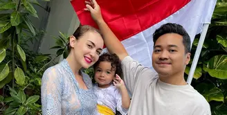 Bentuk kekompakan Rianti Cartwright dan Cassnova Alfonso lewat tampilan yang serasi [IG: @riantic]