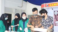 Mahasiswa Keperawatan Universitas Nahdlatul Ulama Surabaya (Unusa) menggelar pelatihan pertolongan pertama luka bakar. (Dian Kurniawan/Liputan6.com)