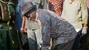 Presiden Tanzania, John Magufuli bergabung dengan warga untuk ikut ambil bagian dalam operasi pembersihan umum di kota utama Dar es Salaam, Rabu (9/12). Ini merupakan bagian dari acara untuk menggantikan perayaan hari kemerdekaan. (DANIEL HAYDUK/AFP)