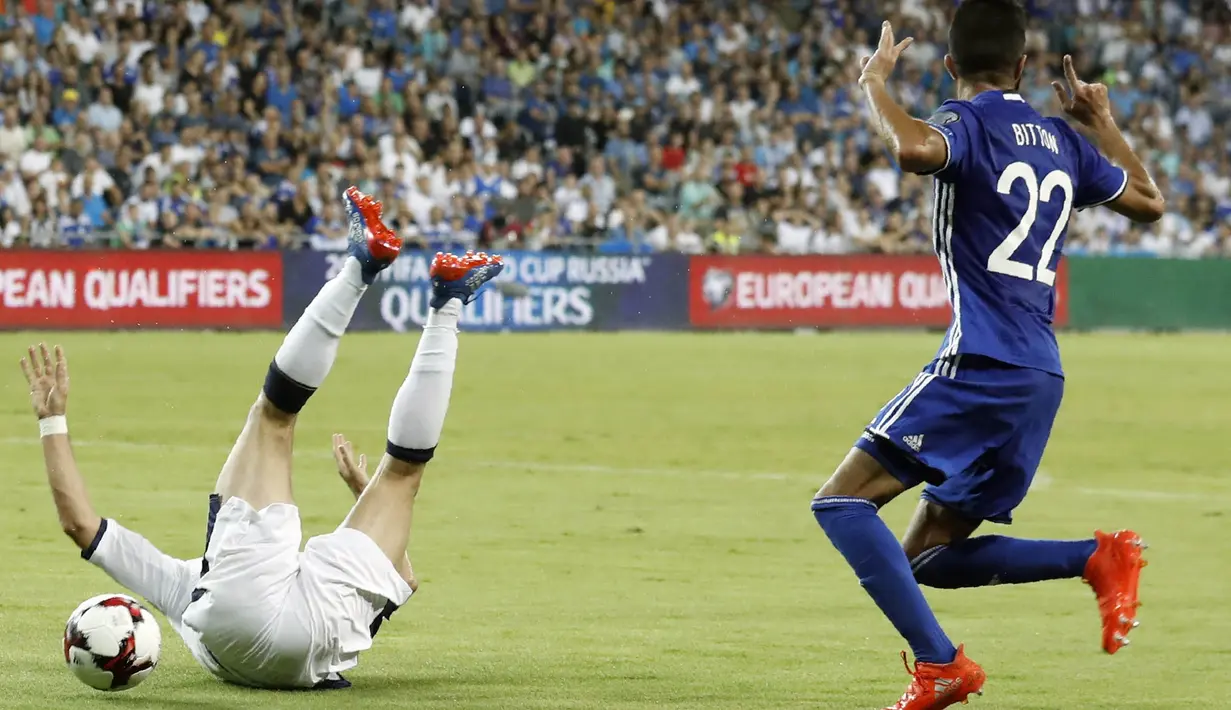Pemain Israel, Ben Bitton (kanan), menghadang laju pemain Italia, Giacomo Bonaventura, pada Kualifikasi Piala Dunia 2018 di Stadion Sammy Ofer, Haifa, Israel, Selasa (6/9/2016) dini hari WIB. (AFP/Jack Guez)
