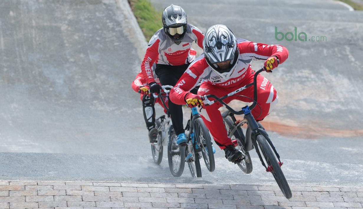Para atlet BMX Indonesia beradu cepat pada ajang pelatnas di Pulomas, Jakarta (21/6/2018). Tiga atlet BMX putra Indonesia bersaing mengikuti seleksi menuju Asian Games 2018. (Bola.com/Nick Hanoatubun)