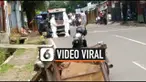 Warga kota Serang provinsi Banten dikagetkan dengan prosesi pemakaman yang tak lazim. Petugas yang mengeluarkan jenazah dari ambulans memakai pakaian pelindung khusus.