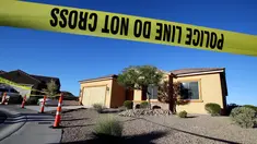 Garis polisi terpasang di rumah pelaku penembakan Las Vegas, Stephen Paddock (64), di Mesquite, Nevada, Amerika Serikat, Senin (2/10). Paddock tinggal di wilayah yang kebanyakan penghuninya adalah pensiunan di Mesquite. (AP Photo/Chris Carlson)