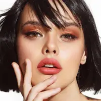 Berikut inspirasi lipstik dengan warna nude yang ringan di bibir. (Foto: Dok. Luxcrime)