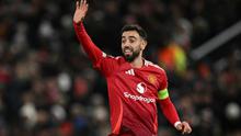 Gelandang Manchester United asal Portugal #08, Bruno Fernandes, memberi isyarat selama pertandingan Fase&nbsp;Europa League&nbsp;UEFA antara Manchester United dan Bodoe/Glimt di stadion Old Trafford di Manchester, Inggris barat laut, Jumat dini hari WIB (29/11/2024). (Oli SCARFF/AFP)