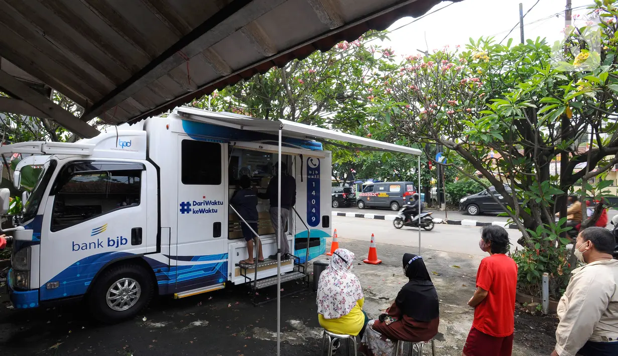 Warga mengantre membayar pajak bumi dan bangunan (PBB) dalam kegiatan program Pajak Keliling Depok Bersama dan Terpadu (PALING D'BEST) di kawasan Cinere, Depok, Senin (22/8/2022). Program PALING D'BEST adalah memberikan kemudahan bagi masyarakat dengan membebaskan denda PBB sampai tahun 2022 dan pengajuan penghapusan  pengurangan pembayaran pokok PBB. (merdeka.com/Arie Basuki)