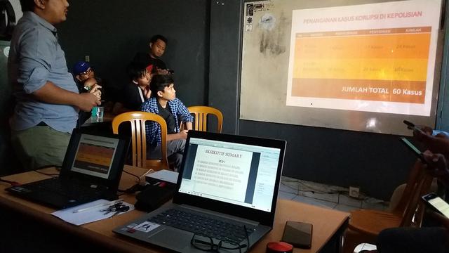 Anti Corruption Committee Sulawesi (ACC Sulawesi) menyatakan kasus kandang ayam merupakan salah satu kasus dugaan korupsi yang mangkrak bertahun (Liputan6.com/ Eka Hakim)