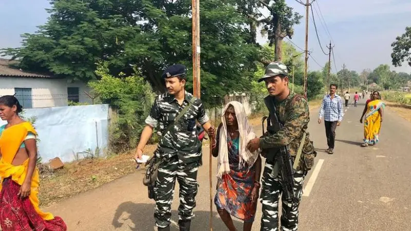 Petugas berwenang India mengawal warga untuk berpartisipasi dalam pemilihan umum di negara bagian Chhattisgarh (AFP)