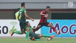 Gelandang Persipura, Osvaldo Haay (kanan) melompat menghindari tekel pemain PS TNI pada lanjutan Liga 1 Indonesia di Stadion Patriot Candrabhaga, Bekasi, Sabtu (4/11). Persipura kalah 1-2. (Liputan6.com/Helmi Fithriansyah)