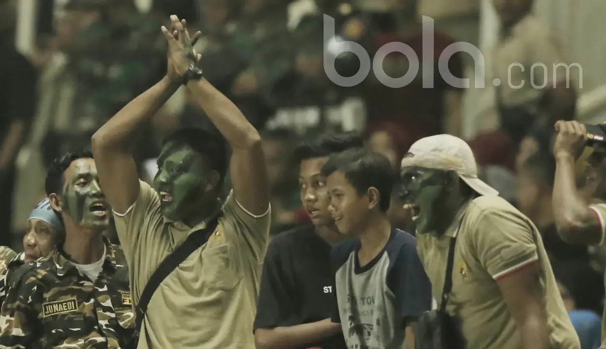 Sejumlah Suporter PS TNI yang mayoritas Tentara menyaksikan langsung laga PS TNI kontra PSM Makassar pada laga Liga 1 Indonesia di Stadion Pakansari, Bogor (15/05/2017). PS TNI menang 2-1. (Bola.com/M Iqbal Ichsan)