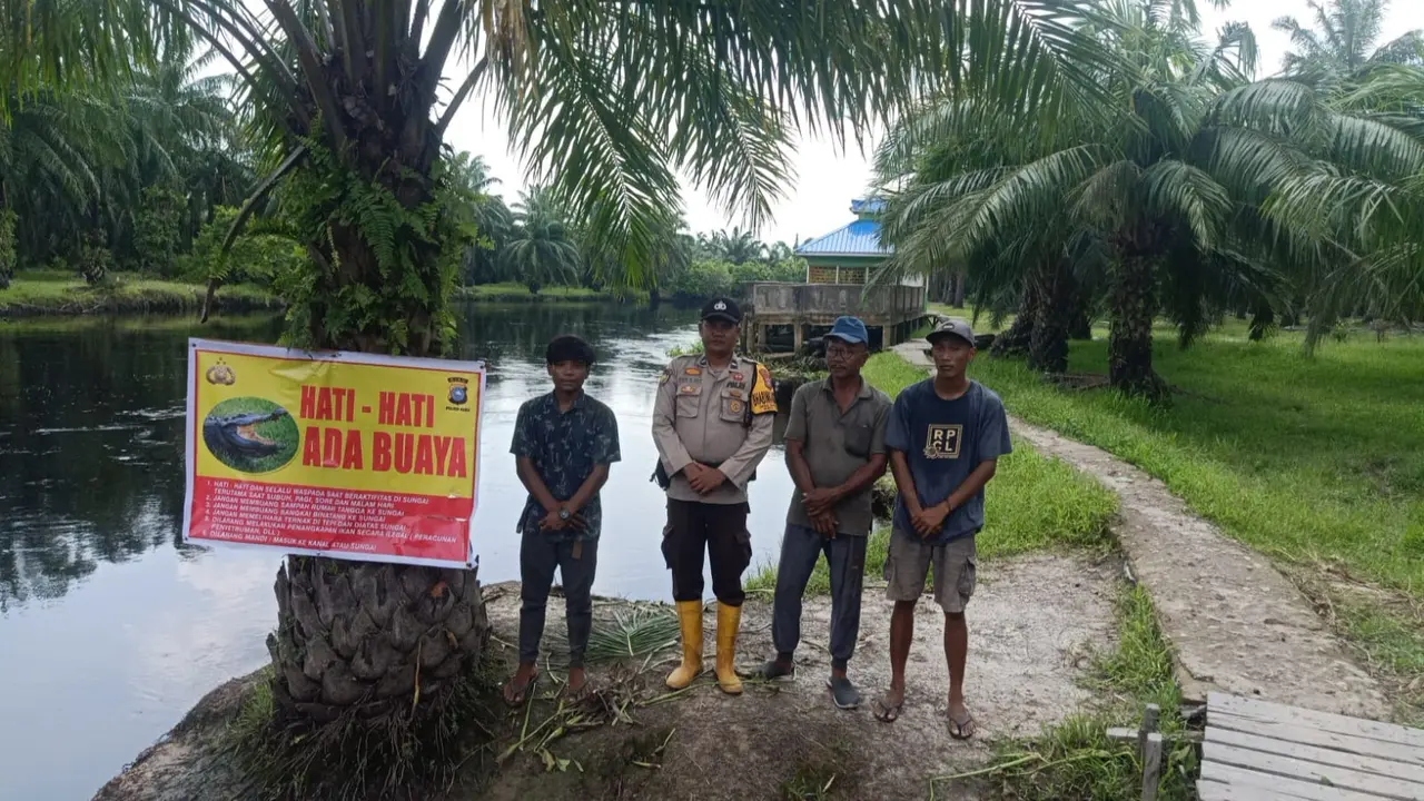 Pemasangan tanda adanya buaya di sungai oleh Polres Rokan Hilir.