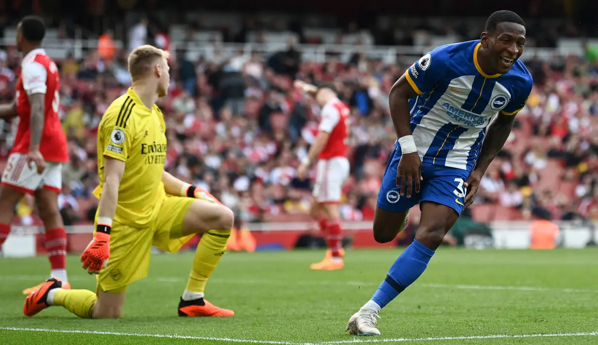 Selebrasi bek Brighton and Hove Albion, Pervis Estupinan setelah mencetak gol ketiga ke gawang Arsenal pada laga Liga Inggris 2022/2023 di Emirates Stadium, London (14/5/2023). Kekalahan tak terduga terjadi di pekan ke-36 saat Arsenal kalah 0-3 dari Brighton and Hove Albion. Bermain di Emirates Stadium, The Gunners justru takluk 0-3, akibatnya mereka dilengserkan dari pucuk klasemen oleh Manchester City. (AFP/Glyn Kirk)