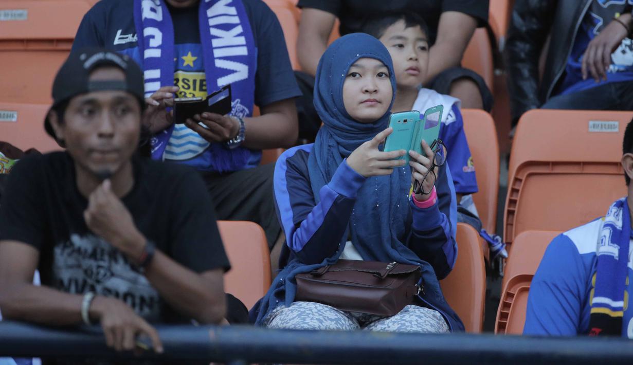 Aksi Supoeter Wanita saat mendukung tim kesayanngya Persib Bandung di Stadion Si Jalak Harupat, Bandung, Sabtu (24/10/2015). (Bola.com / Nicklas Hanoatubun)