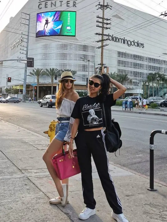 Melalui akun Instagram, Nia dan Theresa kerap mengunggah foto bersama dengan caption yang menunjukkan keakraban mereka. (Liputan6.com/IG/@ramadhaniabakrie)