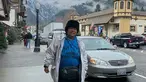 Suty Karno sejak dulu dikenal sebagai sosok publik figur yang punya penampilan sederhana. Adik Rano Karno ini lebih sering tampil casual dengan kaus. Bahkan saat sedang berada di luar negeri. Gayanya santai hanya dengan kaus biru dan jekt putih tebal. (Liputan6.com/IG/@sutykarno)