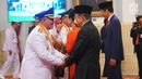 Wakil Presiden Jusuf Kalla (tengah) menyalami Gubernur Maluku Utara Abdul Gani Kasuba saat pelantikan di Istana Negara, Jakarta, Jumat (10/5/2019). Abdul Gani dan Al Yasin merupakan pasangan gubernur-wagub hasil Pilkada Serentak 2018. (Liputan6.com/Angga Yuniar)