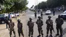 Sejumlah tentara dikerahkan untuk menutup akses masuk menuju lokasi meledaknya bom di sebuah pusat perbelanjaan di Abuja, Nigeria, (25/6/2014). (REUTERS/Afolabi Sotunde)