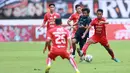 Pemain Persija Jakarta, Resky Fandi mengadang pemain Arema FC, Ilham Udin Armaiyn dalam laga pekan ke-23 BRI Liga 1 2022/2023 di Stadion Patriot Candrabhaga, Bekasi, Minggu (12/2/2023) sore WIB. Persija menang dengan skor 2-0. (Bola.com/M Iqbal Ichsan)