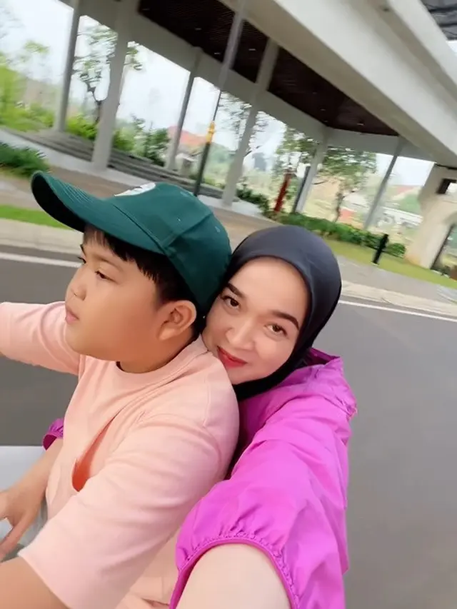 Potret Ririe Fairus dan Ayus Sabyan bersama kedua anaknya. (Foto: Instagram/ririe_fairus)