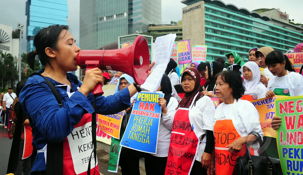 Seorang peserta melakukan orasi saat aksi unjuk rasa di Bundaran HI, Jakarta, Minggu (8/3). Mereka mendesak disahkannya RUU Perlindungan Pekerja Rumah Tangga (RUU PPRT) yang masuk dalam Prolegnas 2015. (Liputan6.com/Yoppy Renato)