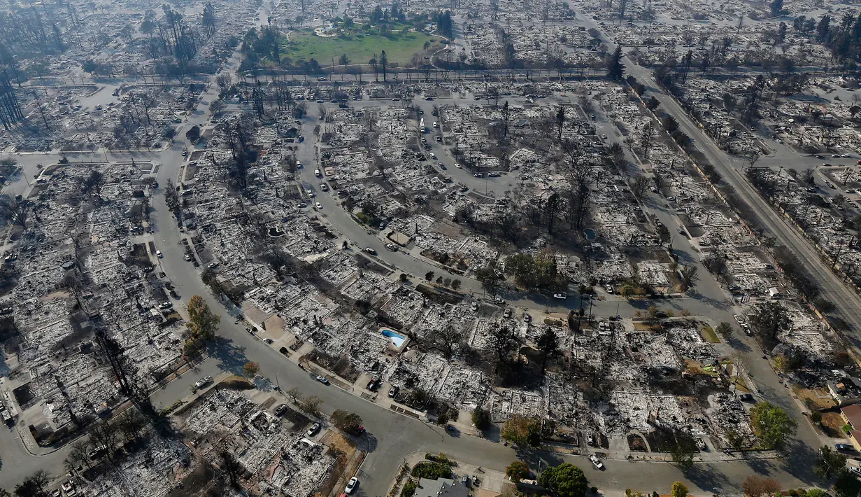 Pemandangan ribuan rumah di kawasan penghasil anggur Santa Rosa, California, yang habis dilalap api, Rabu (11/10). Data sementara, setidaknya 17 orang tewas dan sekitar 2.000 rumah serta properti bisnis hancur total dimakan api. (AP Photo/Jeff Chiu)