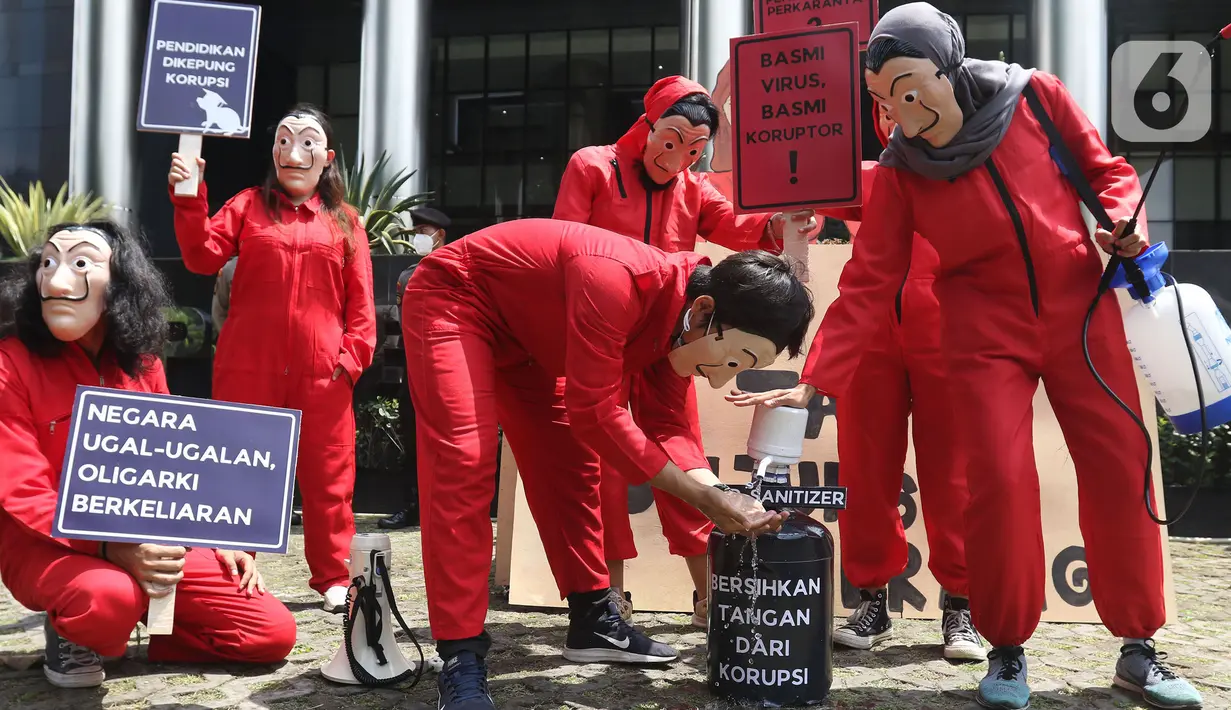 Sejumlah aktivis Indonesia Corruption Watch (ICW) dan Gerakan #BersihkanIndonesia melakukan aksi teatrikal saat unjuk rasa di depan Gedung KPK, Jakarta, Rabu (8/12/2021). Aksi dalam rangka memperingati Hari Anti Korupsi Sedunia pada 9 Desember 2021. (Liputan6.com/Herman Zakharia)