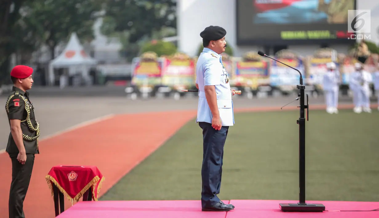Panglima TNI Marsekal Hadi Tjahjanto memimpin upacara serah terima jabatan Kepala Staf TNI Angkatan Darat (KSAD) di Jakarta, Kamis (29/11). Jenderal Mulyono resmi menyerahkan jabatan KSAD kepada Jenderal Andika Perkasa. (Liputan6.com/Faizal Fanani)