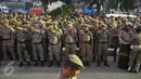 Gabungan TNI, polisi dan Satpol PP menggelar apel sebelum eksekusi penertiban permukiman di Pasar Ikan, Penjaringan, Jakarta, Senin (11/4). Sebanyak 4.218 personel gabungan dikerahkan untuk mengamankan proses penertiban itu. (Liputan6.com/Gempur M Surya)