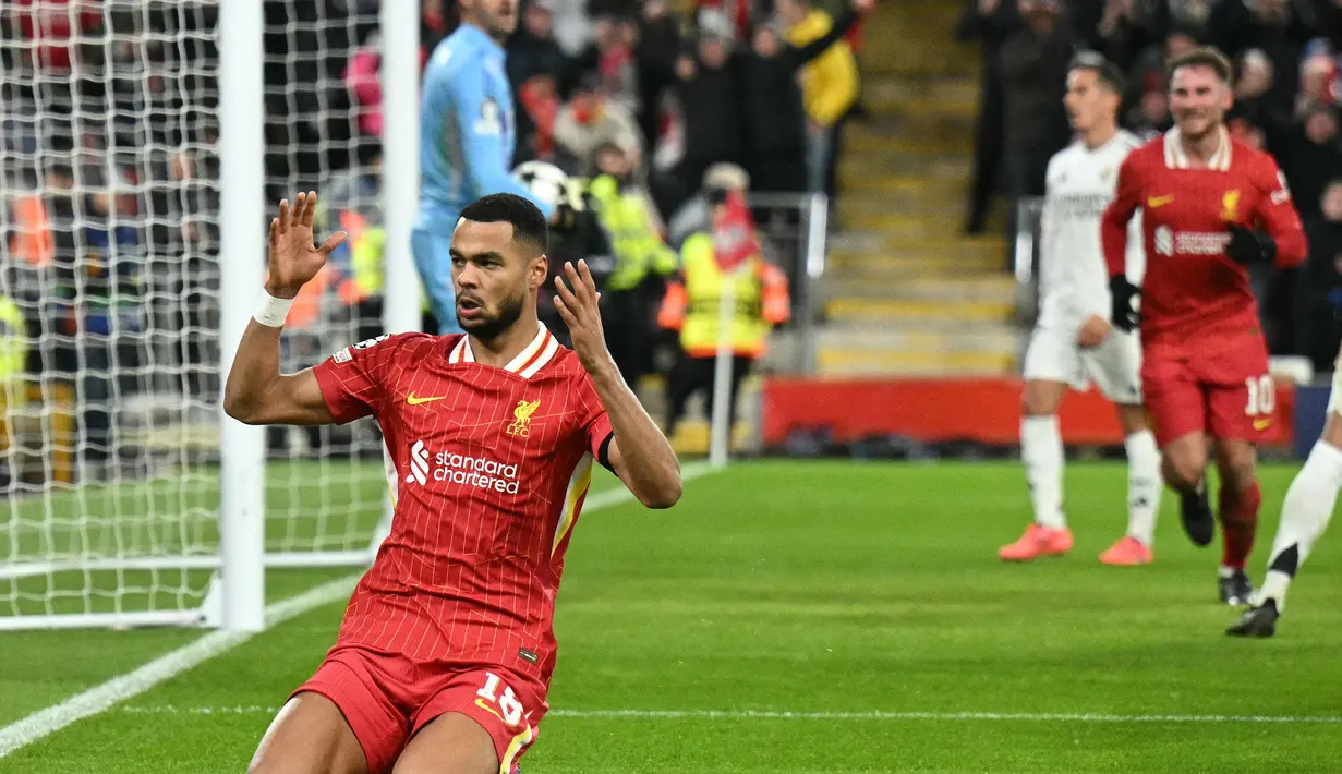 Pada menit ke-76, tandukan Cody Gakpo berhasil menggetarkan jala gawang Real Madrid yang dikawal Thibaut Courtois. Liverpool unggul 2-0 atas Real Madrid. (Oli SCARFF/AFP)
