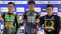 Momen Galang Hendra Pratama (paling kanan) berhasil keluar sebagai juara umum bLU cRU Yamaha Sunday Race 2023 di Sirkuit Mandalika, Lombok, Nusa Tenggara Barat. (Gregah Nurikhsani/Bola.com)