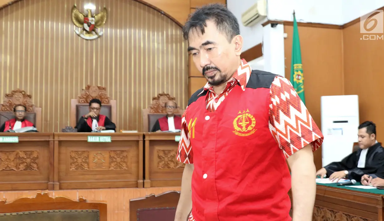 Gatot Brajamusti usai menjalani sidang perdana kasus tindakan asusila di Pengadilan Negeri Jakarta Selatan, Kamis (12/10). Jaksa menyebut Gatot didakwa melanggar Pasal 81 ayat 2 atau Pasal 81 ayat 1 UU Perlindungan Anak. (Liputan6.com/Immanuel Antonius)