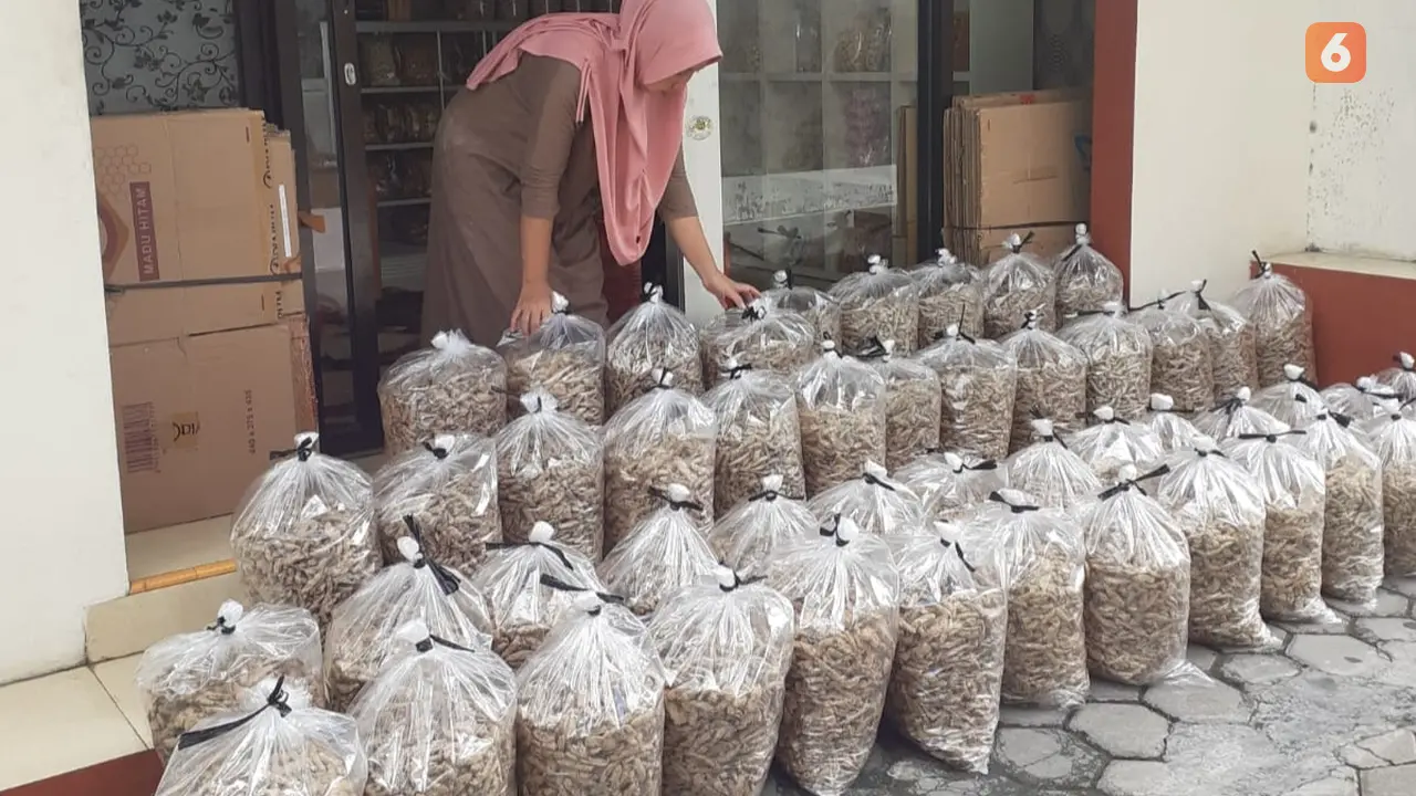 Proses pengiriman kue lebaran  yang telah dipesan oleh masyarakat (Hermawan Arifianto/Liputan6.com)