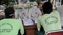 Petugas medis mendata peserta sebelum menjalani tes swab COVID-19 di Kantor Kecamatan Kramat Jati, Jakarta, Selasa (16/6/2020). Puskesmas Kecamatan Kramat Jati menggelar tes swab bagi seluruh pegawai instansi pemerintahan untuk memutus rantai penyebaran COVID-19. (merdeka.com/Iqbal Nugroho)