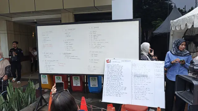 Polres Metro Bekasi membuat posko informasi di RS dr. Chasbullah Abdulmadjid, Kota Bekasi terkait korban kecelakaan kereta.