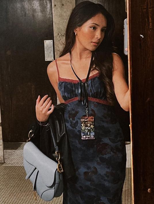 Rajin nonton konser, baru-baru ini Beby Tsabina juga membagikan sejumlah foto dirinya saat menghadiri konser DPR IAN yang bertajuk Regime World Tour 2022 di Los Angeles. Dalam momen ini, perempuan 20 tahun tersebut kembali memakai mini dress tanpa lengan. Penampilannya pun mencuri perhatian. (Liputan6.com/IG/@bebytsabina)