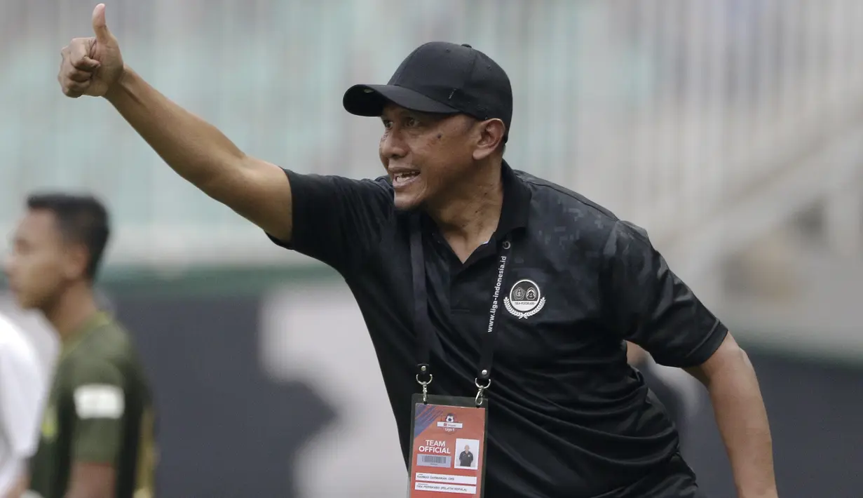 Pelatih PS Tira Persikabo, Rahmad Darmawan, memberikan arahan kepada pemainnya saat menghadapi Persija Jakarta pada laga Shopee Liga 1 di Stadion Pakansari, Bogor, Selasa (16/7). Tira menang 5-3 atas Persija. (Bola.com/Yoppy Renato)
