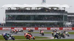 Para pembalap moto Gp saat beradu cepat untuk menjadi yang terdepan di sirkuit Silverstone (30/8/2015). Valentino Rossi finis pertama di seri ke-12 ini. (REUTERS/Darren Staples)