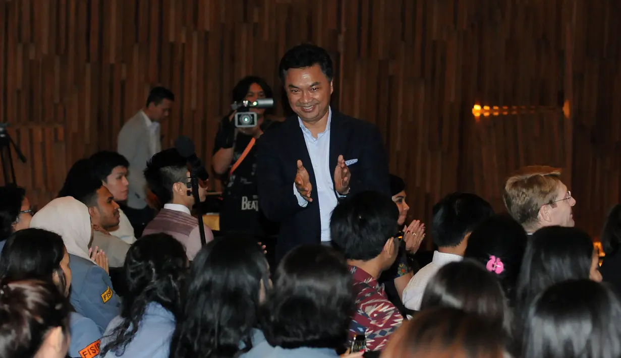 Pendiri Foreign Policy Community of Indonesia, Dr. Dino Patti Djalal (berdiri) menyambangi peserta diskusi "Assessing President Joko Widodo's Visits to Japan and China" yang dihelat di SCTV Tower, Jakarta,Rabu (1/4/2015). (Liputan6.com/Helmi Fithriansyah)