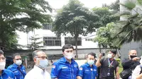 Partai Demokrat kubu Agus Harimurti Yudhoyono (AHY) resmi mendaftarkan gugatan terhadap 10 orang yang diduga melanggar hukum ke Pengadilan Negeri Jakarta Pusat, Jakarta pada Jumat (12/3/2021). (Liputan6.com/Yopi Makdori)